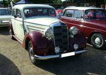 Mercedes Benz 170 S-V (W136 VIII), gebaut in den Jahren von 1953 bis 1955. Die Modelle 170 S-V und 170 S-D liefen bis 1955 noch parallel zum 1953 eingeführten Modell W120 (Ponton). Sie waren quasi das  Sparmodell  von Mercedes Benz. Insgesamt wurden von dieser Modellreihe noch 3.002 Limousinen und 120 Fahrgestelle verkauft. Angetrieben wird der Wagen von einem Vierzylinderreihenmotor, der aus einem Hubraum von 1767 cm³ 45 PS leistet. Die Höchstgeschwindigkeit wurde von Mercedes Benz mit 116 km/h angegeben. 8. Oldtimertreffen des AMC Duisburg am 04.09.2022.