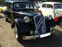 Citroen 15CV Six. Der 15CV war der  große  Traction Avant. Aufgrund seines Sechszylinderreihenmotors war der Vorbau um 11 cm länger, als beim 7CV und dem am häufigsten verkauften 11CV. Dieser  Sechsender  hat einen Hubraum von 2867 cm³ und leistet 77 PS. Aufgrund des Vorderradantriebes (Traction Avant) und seiner hervorragenden Straßenlage war eine Höchstgeschwindigkeit von 145 km/h erreichbar. 8. Oldtimertreffen des AMC Duisburg am 04.09.2022.