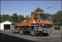 Portraitaufnahme: ACTROS 1831 mit fahrbarer Absperrtafel im Morgenlicht des 18.05.2009. Angetrieben wird das Fahrzeug (laut Wikipedia) durch einen V6-Motor (OM 501 LA 1. Serie) mit 230 kW (313 PS) mit max. 1530 Nm Drehmoment.