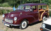 Morris Minor 1000 Traveller, gebaut von 1953 bis 1971. Das Modell Minor wurde bereits 1948 als Morris MM vorgestellt. Erst im Jahr 1953, da lief schon die Morris Minor Series II, wurde der Traveller mit Holzaufbau im Woodylook vorgestellt. Der abgelichtete Morris ist im Originalfarbton autumn red lackiert. Angetrieben wird der Kombi von einem Vierzylinderreihenmotor, der aus einem Hubraum von 1098 cm³ genau 50 PS leistet.           8. Oldtimertreffen des AMC Duisburg am 04.09.2022.