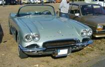 Chevrolet Corvette C1 Convertible des Jahrganges 1962 im Farbton sateen silver. Hier wurde eine Corvette des letzten C1 Jahrganges abgelichtet. Ab dem Modelljahr 1963 stand die Corvette C2 bei den Chevrolet-Dealern. Der V8-Motor hat einen Hubraum von 5354 cm³ und leistet 230 PS. Mit dieser Motorleistung kann der Sportwagen auf 190 km/h Spitzengeschwindigkeit beschleunigt werden. 8. Oldtimertreffen des AMC Duisburg am 04.09.2022.