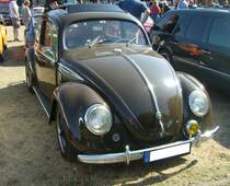Ein leicht  gepimpter  VW Typ 1  Brezelfenster-Käfer . 8. Oldtimertreffen des AMC Duisburg am 04.09.2022.