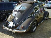 Heckansicht eines Ein leicht  gepimpten  VW Typ 1  Brezelfenster-Käfer . 8. Oldtimertreffen des AMC Duisburg am 04.09.2022.