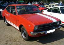 Toyota Corolla Coupe der Baureihe KE35. Verkauft wurde das Modell in Deutschland von März 1975 bis Ende 1979. Das abgelichtete Coupe stammt aus dem Baujahr 1977. Die in Europa verkauften Corolla Modelle waren mit etlichen Vierzylinderreihenmotoren lieferbar. Der Basismotor (1200) hat einen Hubraum von 1166 cm³ und leistet 55 PS, während das stärkste Triebwerk einen Hubraum von 1588 cm³ mit 84 PS vorweisen kann. 8. Oldtimertreffen des AMC Duisburg am 04.09.2022.