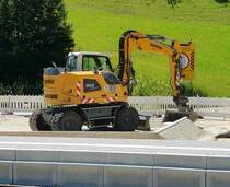 =Liebherr 912 compact des Bauunternehmens SCHMÖLZL steht auf der Baustelle Bahnhof Bischofswiesen, 07-2022