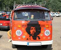 VW T2b Bus aus dem Jahr 1974 umgebaut zum Camper im  Hippielook . 8. Oldtimertreffen des AMC Duisburg am 04.09.2022.