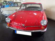 NSU Sportprinz, wie er von 1959 bis 1967 produziert wurde. Der Wagen wurde von Bertone gezeichnet. Die ersten 2.715 Autos dieses Typs wurden auch bei Bertone gebaut. Später übernahm diese Aufgabe das Karosseriewerk Drauz/Heilbronn, das seit 1965 im Besitz von NSU war. Insgesamt verkaufte NSU 20.831  Sportprinzen . Wie beschrieben, wurden 2.715 bei Bertone in Italien montiert und die restlichen 18.116 Wagen bei Drauz. Bei seiner Vorstellung kostete ein solches Auto DM 6550,00, wurde im Laufe der Produktionszeit aber immer günstiger, so das zum Produktionsende noch DM 5710,00 in der Preisliste stand. Bis August 1961 wurde der Motor des Prinz II/III verbaut. Nach den Werksferien 1961 dann der gebläsegekühlte Zweizylindermotor des NSU Prinz 4. Dieser, im Heck verbaute, Motor hat einen Hubraum von 598 cm³ und leistet 30 PS. Automuseum Melle am 15.04.2017.