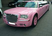  Barbie´s  Stretchlimousine auf der Basis eines Chrysler 300C. Köln am 04.09.2022.