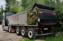 =Scania-Kippersattelzug steht im Juli 2022 in Piding