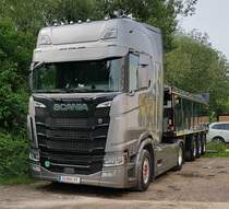 =Scania-Kippersattelzug steht im Juli 2022 in Piding