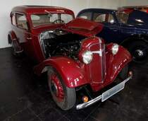 Adler Trumpf Junior E1 mit Ambi Budd Ganzstahlkarosserie, wie er von 1936 bis 1941 in Frankfurt am Main gebaut wurde.. Bereits 1939 wurde der 100.000´te Trumph Junior verkauft. Da die deutsche Wehrmacht Kleinwagen mit Frontantrieb verschmähte, haben viele Adler und DKW´s den 2. Weltkrieg überlebt und auch noch in der Nachkriegszeit tapfer ihren Dienst verrichtet. Der wassergekühlte Vierzylinderreihenmotor hat einen Hubraum von 995 cm³ und leistet 25 PS. Die Höchstgeschwindigkeit wurde von den Adler-Werken mit 90 km/h angegeben. Automuseum Melle am 15.04.2017.