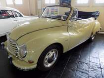 DKW F93 3=6 Sonderklasse Cabriolet, montiert bei Karmann/Osnabrück in den Jahren von 1953 bis 1955. Ein solches, elegantes Cabriolet schlug damals mit einem Kaufpreis von mindestens DM 7455,00 zu Buche. Der Dreizylinderzweitaktreihenmotor hat einen Hubraum von 896 cm³ und leistet 34 PS. Automuseum Melle am 15.04.2017.