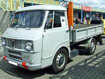 Alfa Romeo A12 der Modelljahre 1966 bis 1977. Die Mailänder Autoschmiede, die sonst eher durch sportliche PKW´s bekannt war, produzierte ab dem Jahr 1954 einen Kleintransporter namens Alfa Romeo 2. Dieser Transporter war mit etlichen Aufbauten lieferbar. Das gezeigte Modell wurde von 1966 bis 1977 gebaut. Das Modell konnte mit zwei Vierzylinderreihenmotoren geliefert werden: Als Benziner ist ein Motor mit einem Hubraum von 1290 cm³ und einer Leistung von 37 PS verbaut gewesen. In der Dieselversion hat der Motor einen Hubraum von 1621 cm³ und leistet zwischen 37 PS und 40 PS. Die Dieselmotoren stammten vom englischen Motorenbauer Perkins. Spetacolo Sportivo in Zandvoort/Niederlande im August 2018.