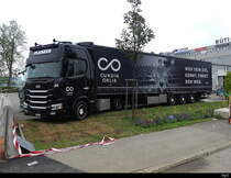 Scania Sattelschlepper mit Werbung abgestellt in Pratteln am 28.08.2022