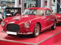 Ferrari 342  America . Von diesem Ferrari sind in den Jahren 1952 und 1953 nur sechs Stück gebaut worden. Mit dem  America , dem ersten Straßenmodell von Ferrari überhaupt, begann die Zusammenarbeit zwischen der Sportwagenschmiede in Maranello und dem berühmten italienischen Karosserieschneider Pinin Farina. Der vorne verbaute V-12 Motor hat einen Hubraum von 4102 cm³ und leistet 200 PS. Trotz seines Alters von 70 Jahren, erreicht der, viersitzige Straßensportwagen noch immer eine Spitzengeschwindigkeit von fast 200 km/h. Museum Sinsheim im Herbst 2018.