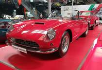 Ferrari 250 GT Cabriolet der Seria 1 aus dem Jahr 1959. Das Modell 250 GT wurde bereits 1955 vorgestellt und konnte als Coupe und Cabriolet ausgeliefert werden. Insgesamt verließen ca. 200 Autos dieses Typs die Werkshallen in Maranello und wurden von den Carrozzeria´s Boana/Grugliasco bei Turin oder Ellena/Turin  eingekleidet . Der V12-Motor hat einen Hubraum von 2953 cm³ und eine Leistung von 240 PS bis 280 PS. Die Höchstgeschwindigkeit betrug gemäß Werksangaben 252 km/h. Museum Sinsheim im Herbst 2018.