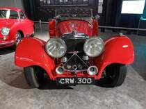 Jaguar SS100, gebaut von 1936 bis 1940. Bereits im September 1935 stellte die SS Cars Ltd. aus Coventry den SS100 vor. Die Zahlenangabe in der Typenbezeichnung weist auf die Höchstgeschwindigkeit von 100 mp/h hin. Außerdem trug dieses Modell als erster die Zusatzbezeichnung Jaguar, die nach WW2 zur neuen Firmenbezeichnung wurde. Bedingt durch WW2 entstanden bis 1940 ca. 350 Fahrzeuge dieses Typs. Der Sechszylinderreihenmotor hat einen Hubraum von 2663 cm³ und leistet 125 PS. Wie oben schon angedeutet, betrug die Höchstgeschwindigkeit 100 Meilen pro Stunde, also ca. 160 km/h. Museum Sinsheim im Herbst 2018.