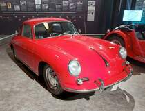 Porsche 356 C Coupe 1600SC. Der 356 C war das letzte Modell der Ära 356. Von Juli 1963 bis April 1965 liefen 16.668 Fahrzeuge vom Typ 356 C (alle Karosserie und Motorisierungen zusammen gerechnet) vom Band. Das abgelichtete Coupe stammt aus dem Modelljahr 1964 und wurde im September jenen Jahres in die USA ausgeliefert. Der Wagen wurde noch nie restauriert. Der im Heck verbaute, luftgekühlte, Vierzylinderboxermotor hat einen Hubraum von 1582 cm³ und leistet in diesem Fahrzeug 95 PS. Das Porsche-Werk gab die Höchstgeschwindigkeit damals mit 175 km/h und den Verbrauch mit 8,2 Litern Kraftstoff auf 100 Kilometern an. Museum Sinsheim im Herbst 2018.