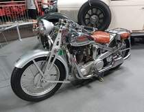 Ardie SS31  Silberpfeil  aus dem Jahr 1932. Die Nürnberger Ardie-Werke wagten ab dem Jahr 1930 die serienmäßige Verwendung von Aluminium-Rahmen für ihre Motorräder. Die Metallwerke Düren/Rheinland fertigten ein Aluminium, dass die notwendige Festigkeit für einen Motorradrahmen hatte. Ardie ließ sich diesen Rahmen sogar patentieren. Obwohl das Modell einige sportliche Erfolge erzielen konnte, hatten viele Motorradfahrer Vorbehalte gegen den Rahmen aus Aluminium. So wurden bis zur Produktionseinstellung im Jahr 1932 nur knapp 1.000 Motorräder dieses Typs produziert. Der Einzylinderviertaktmotor aus dem Hause JAP hat einen Hubraum von 493 cm³ und leistet 18 PS. Die Höchstgeschwindigkeit wurde mit 120 km/h angegeben. Museum Sinsheim im Herbst 2018.