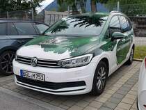 =VW Touran der Molkerei BERCHTESGADENER LAND steht im Juli 2022 in Piding
