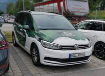 =VW Touran der Molkerei BERCHTESGADENER LAND steht im Juli 2022 in Piding