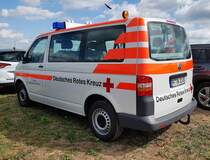=VW T5 des DRK OV WIERNSHEIM-WURMBERG steht auf dem Parkplatz der RettMobil im Mai 2022
