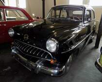 Opel Olympia Rekord Cabriolimousine des Jahrganges 1955. Der Olympia Rekord wurde bereits 1953 vorgestellt und wurde bis zu seiner Produktionseinstellung im Juli 1957 fast jedes Jahr einem Facelift unterzogen. Hier wurde eine Cabriolimousine im Farbton C-9504 = schwarz abgelichtet. Für ein solches Schmuckstück musste man im Jahr 1955 mindestens DM 6.710,00 auf den Tresen des Opel Händlers legen. Der Vierzylinderreihenmotor leistet 40 PS aus einem Hubraum von 1.488 cm³. Automuseum Melle am 15.04.2017.