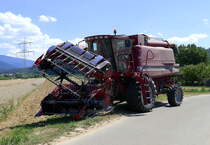 Case 2166 Axial-Flow, beim Ausklappen des Schneidwerkes, vom Fahrbetrieb auf der Straße zum Arbeitsbetrieb auf dem Feld, Juli 2022