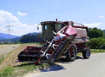 Case 2166 Axila-Flow, beim hydraulischen Ausklappen des Schneidwerkes, Juli 2022