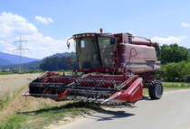 Case 2166 Axila-Flow, das 4,30m breite Schneidwerk ist komplett entfaltet und bereit zum Ernteeinsatz, der Mähdrescher wurde gebaut von 1995-98, 6-Zyl.Dieselmotor mit 8300ccm und 215PS, Juli 2022