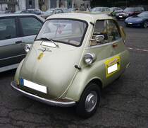 BMW Isetta 250, gebaut in den Jahren von 1955 bis 1962. Die Isetta wurde von der italienischen Firma ISO entwickelt. BMW erwarb die Nachbaulizenz und ersetzte den ursprünglich verbauten Zweitaktmotor durch den Motor des Motorrades R25. Hier wurde eine Isetta aus dem Modelljahr 1960 abgelichtet. Der Einzylinderviertaktmotor leistet 12 PS aus einem Hubraum von 245 cm³. Insbesondere Fahrzeuge mit einem Hubraum bis 250 cm³ waren, bis in die späten 1960´er Jahre, für die Inhaber des  alten  Führerscheines der Klasse IV interessant. Oldtimertreffen an Mo´s Bikertreff in Krefeld am 11.09.2022.