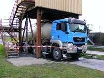 Eine MAN-Sattelzugmaschine mit einem Tankauflieger auf dem Gelnde des Bergwerks Auguste Victoria 3/7 in Marl beim Tag der offenen Tr am 9. Mai 2009. 
