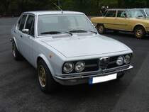 Alfa Romeo Alfetta, gebaut in den Jahren von 1972 bis 1984. Alfetta = Kleiner Alfa, so hießen schon in den 1950er Jahren die Rennwagen von Alfa Romeo. Auch diese viertürige Alfa Romeo Limousine hatte sportliches Temperament. Hier wurde ein Modell bis Baujahr 1977 abgelichtet. Dieses ist an den runden Frontscheinwerfern zu erkennen. Die Alfetta war in etlichen Motorisierungen als Benziner oder Dieselfahrzeug lieferbar. Die hier gezeigte Alfetta ist ein 1.6´er. Der Vierzylinderreihenmotor hat einen Hubraum von 1570 cm³ und leistet 108 PS. Oldtimertreffen an Mo´s Bikertreff in Krefeld am 11.09.2022.