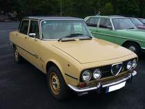 Alfa Romeo 2000 Berlina, gebaut in den Jahren von 1971 bis 1976. Grundsätzlich basierte die Berlina 2000 und ihr kleineres Schwestermodell 1750 auf der parallel produzierten Giulia. Der Radstand wurde allerdings um ca. 7 cm verlängert, um die Modelle exclusiver aussehen zu lassen. Der Vierzylinderreihenmotor der Berlina 2000 leistet 133 PS aus einem Hubraum von 1962 cm³. Die Höchstgeschwindigkeit gaben die Milanesen mit 185 km/h an. Oldtimertreffen an Mo´s Bikertreff in Krefeld am 11.09.2022.