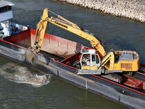 Dieser Kettenbagger 944 von Liebherr war auf dem Schiff Christine im Einsatz. (Duisburg, August 2022)