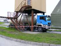 Eine MAN-Sattelzugmaschine mit einem Tankauflieger auf dem Gelnde des Bergwerks Auguste Victoria 3/7 in Marl beim Tag der offenen Tr am 9. Mai 2009. 
