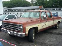 Chevrolet Silverado C20 Kingcab aus dem Jahr 1974. Die völlig neu gestalteten Pickup´s der GM-Division Chevrolet kamen 1973 auf den Markt und erhielten erst 1975 ein leichtes Facelifting. Ein solcher Six-Passenger-Pickup war 1974 ab US$ 3207,00 zu haben. Standardmotorisierung war ein Sechszylinderreihenmotor mit einem Hubraum von 250 cui (4097 cm³) und einer Leistung von 100 PS. Gegen Aufpreis konnte ein weiterer  Sechsender  mit einem Hubraum von 292 cui (4785 cm³) und 120 PS geordert werden. Des weiteren waren zwei V8-Motoren im Programm: 307 cui (5031 cm³) mit wahlweise 115 PS oder 130 PS oder gar 350 cui (5735 cm³) mit 145 PS. Insgesamt verkaufte Chevrolet in diesem Modelljahr 923.189 Pickup-Fahrzeuge (alle Aufbauten zusammen genommen). Oldtimertreffen an Mo´s Bikertreff in Krefeld am 11.09.2022.