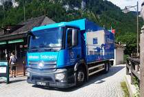 =25000 - MB Antos vom HOFBRAUHAUS BERCHTESGADEN, mit strahlendem Mercedesstern, steht zur Getränkeanlieferung am Schiffanleger in Königsee im Juli 2022