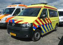 =VW T 5 von AMBULANCE AMSTERDAM steht auf dem Parkplatz der RettMobil im Mai 2022