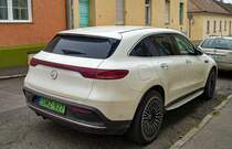 Rückansicht: Mercedes-Benz EQC in April 2021. Plugin Hybrid oder vollelekrische Autos bekokmmen in Ungarn ein cooles grünes Kennzeichen.