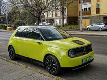 Honda e in der Farbe  Acid Yellow  oder  Charge Yellow , gesehen in April, 2021.