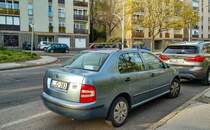 Rückansicht: Skoda Fabia Sedan. Aufnahme: April, 2021.