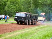 Auch der Koloss, der Tatra 813 kommt aus dem Aufstellungsplatz zur Pullingstrecke um den Pullschlitten mal eben bis zum ziel durch zuziehen. 