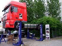 DAF-XF105.460 auf einer mobilen Hebebhne whrend der TransportLogistic in Mnchen;090515
(interessieren evtl. auch die  Unteransichten ?)