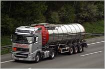 Der neue FH III: VOLVO FH 480PS der GROSS Baustofftransporte&Entsorgung aus Neunkhausen/Westerwald. Hier am 16.04.2009 bei Schwerte in Richtung Siegerland unterwegs. Laut UN-Nummer 99_3257 wurde Erwrmter flssiger Stoff, nicht anders genannt, bei oder ber 100C und, bei Stoffen mit einem Flammpunkt, unter seinem Flammpunkt (einschlielich geschmolzenes Metall, geschmolzenes Salz, usw.) geladen. Der Fuhrpark setzt sich aus 9 modernen Sattelzugmaschinen und 9 Stahlkippmulden, 1 Stahlmulden, 1 Dreiseiten-Kipper, 3 Gardinenauflieger und 3 Heibitumenauflieger zusammen. Hufige Relationen sind Rhein-Main und Rhein-Ruhrgebiet, Siegerland, Saarland, Oberrhein (Kehl/Strabourg), BeNeLux, Frankreich (PLZ 55,67,57,), Bremen/Hamburg, Dessau und Groraum Berlin. 