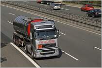 Am 20.04.2009 ist der selbe VOLVO FH 480PS der GROSS Transporte bei Ldenscheid in Richtung Siegerland unterwegs. Die Ladung 99_3257  Erwrmter flssiger Stoff, nicht anders genannt, bei oder ber 100C und, bei Stoffen mit einem Flammpunkt, unter seinem Flammpunkt (einschlielich geschmolzenes Metall, geschmolzenes Salz, usw.)  ist ebenfalls gleich. 
