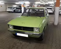 Peugeot 104, gebaut von Oktober 1972 bis März 1988. Als der 104 auf den Markt kam, war er der kürzeste Viertürer auf dem europäischen Markt. Hier konnte ich einen 104´er im Farbton vert pistache der Baujahre 1972 bis 1976 ablichten. Angetrieben wird der Kleinwagen von einem Vierzylinderreihenmotor mit einem Hubraum von 954 cm³ und einer Leistung von 46 PS. Dieser Motor ist quasi liegend verbaut. Die Höchstgeschwindigkeit gab man in Sochaux mit 120 km/h an. Der Verbrauch soll bei 8 Litern Kraftstoff auf 100 Kilometern liegen. Mülheim an der Ruhr am 22.08.2022.