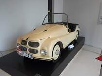 Kleinschnittger F 125, gebaut von 1950 bis 1957. Von diesem Auto wurden im sauerländischen Arnsberg insgesamt 2.980 Stück gebaut. Der Antrieb erfolgte über einen 125 cm³ ILO-Motorradmotor mit einer Leistung von 6 PS und einer Höchstgeschwindigkeit von 70 km/h. Besonders zu erwähnen ist, dass der F125 mit einem Seilzug gestartet wurde und es gab keinen Rückwärtsgang. Entweder man stieg aus und drehte den Wagen von Hand, oder aber man nutzte einen Stab. Dieser lag längsseitig im Fahrzeug. Mit diesem konnte man sich durch ein Loch im Bodenblech auf der Straße abstoßen So ein  Miniauto  kostete damals DM 2.400,00. Sauerlandmuseum Arnsberg 31.08.2022.