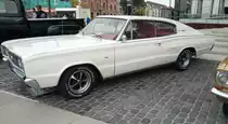 Dodge Charger des Modelljahres 1966. Das Coupe Charger basierte auf dem Fahrgestell des Volumenmodelles Coronet. Die Modelljahrgänge 1966 und 1967 waren identisch. Der abgelichtete Charger im Farbton white stammt aus dem ersten Modelljahr und wird von einem V8-Motor angetrieben, der aus einem Hubraum von 6276 cm³ 270 PS mobilisiert. Rheinpromenade Köln am 24.09.2022.