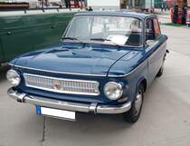 NSU Prinz 4L aus dem Jahr 1969 im Farbton muscariblau. Produziert wurde das Modell von von 1961 bis 1973. In den letzten Jahren seiner Produktion wurde ein großer Teil, dank eines sehr engagierten Importeurs, nach Italien exportiert. Auch der hier gezeigte Prinz 4L ist ein Italien Re-import, erkennbar an den seitlichen vorderen Blinkleuchten. Der im Heck verbaute Zweizylindervertikaltwinmotor leistet 30 PS aus einem Hubraum von 598 cm³. Rheinpromenade Köln am 24.09.2022.